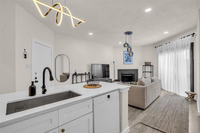 10855 Meadowglen Lane 604, Houston, TX 77042