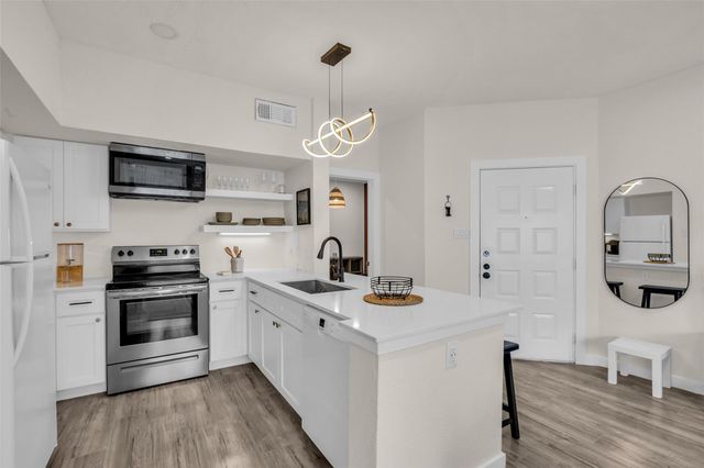 10855 Meadowglen Lane 604, Houston, TX 77042