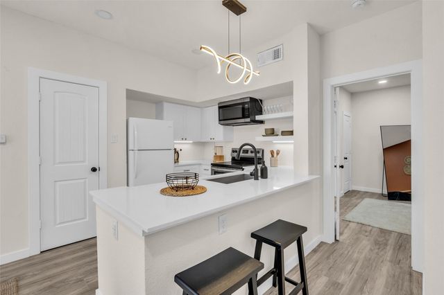 10855 Meadowglen Lane 604, Houston, TX 77042