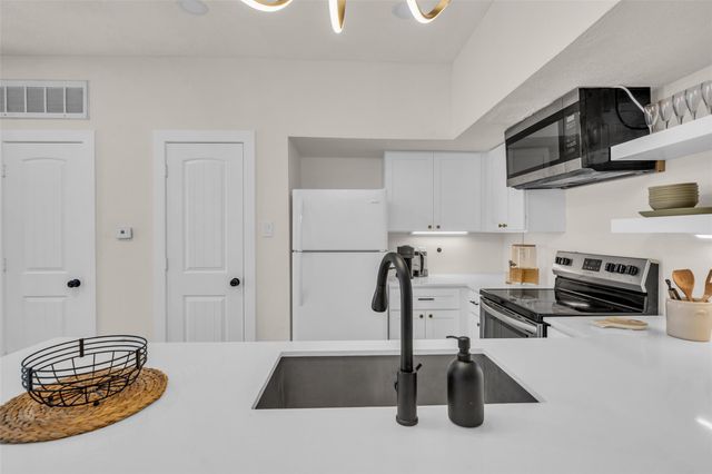 10855 Meadowglen Lane 604, Houston, TX 77042
