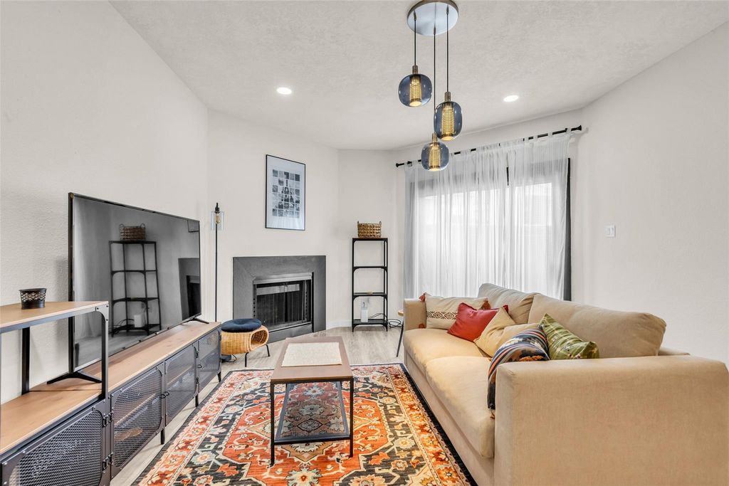 10855 Meadowglen Lane 604, Houston, TX 77042