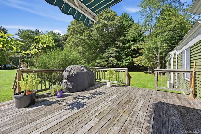 43 Farm Road N, Wading River, NY 11792