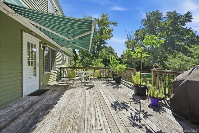 43 Farm Road N, Wading River, NY 11792