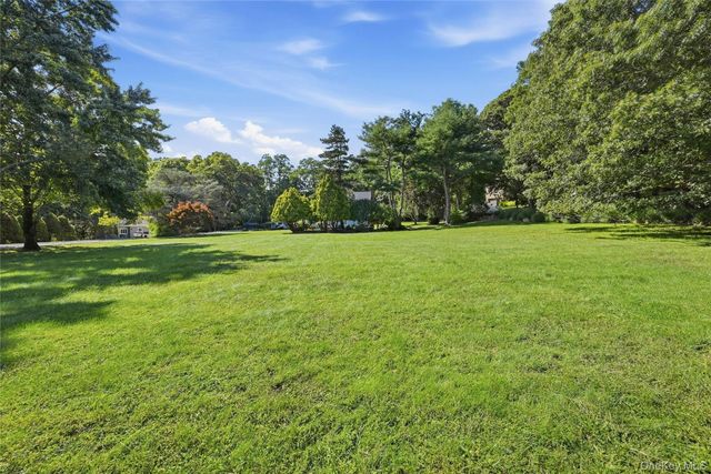 43 Farm Road N, Wading River, NY 11792