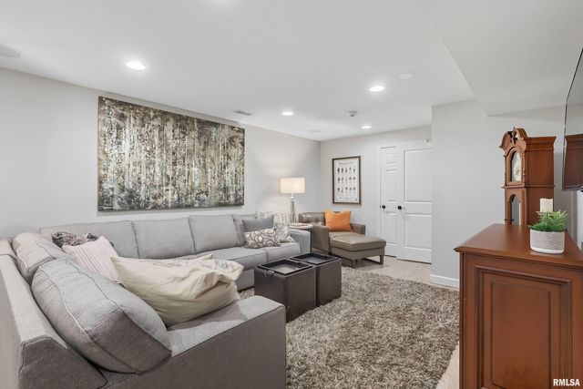 5767 EVERGREEN Place, Bettendorf, IA 52722