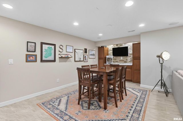 5767 EVERGREEN Place, Bettendorf, IA 52722