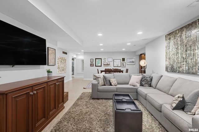 5767 EVERGREEN Place, Bettendorf, IA 52722