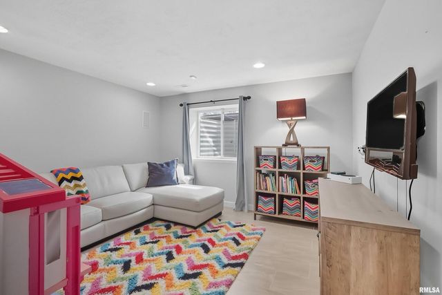 5767 EVERGREEN Place, Bettendorf, IA 52722