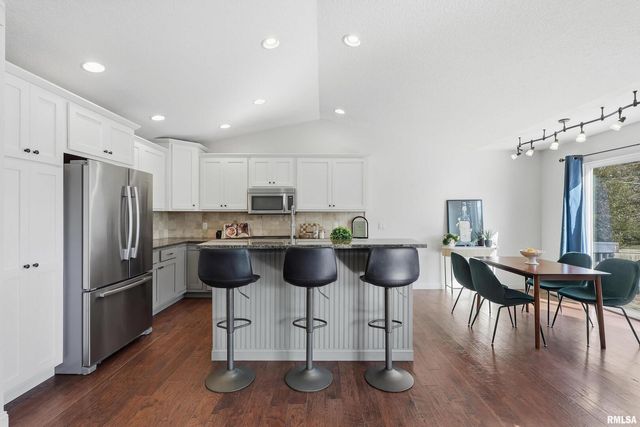 5767 EVERGREEN Place, Bettendorf, IA 52722