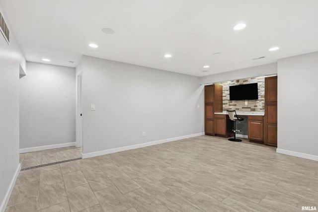 5767 EVERGREEN Place, Bettendorf, IA 52722