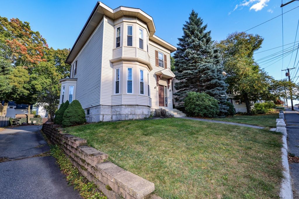 86 Stevens St B, Lowell, MA 01851