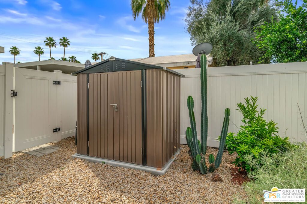 Image 13 of property listing at 403 Ginger Drive, Palm Springs, CA 92264