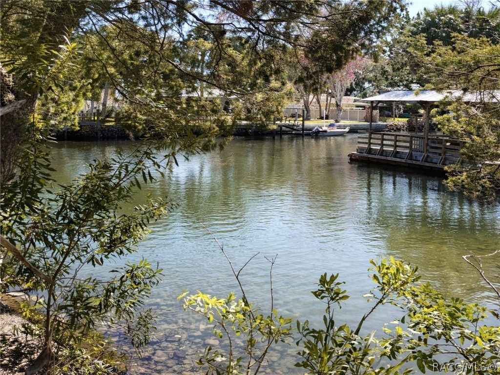 10748 W Pine Bark Lane, Crystal River, FL 34429