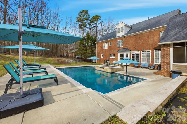 4425 Glen Oaks Drive, Matthews, NC 28104