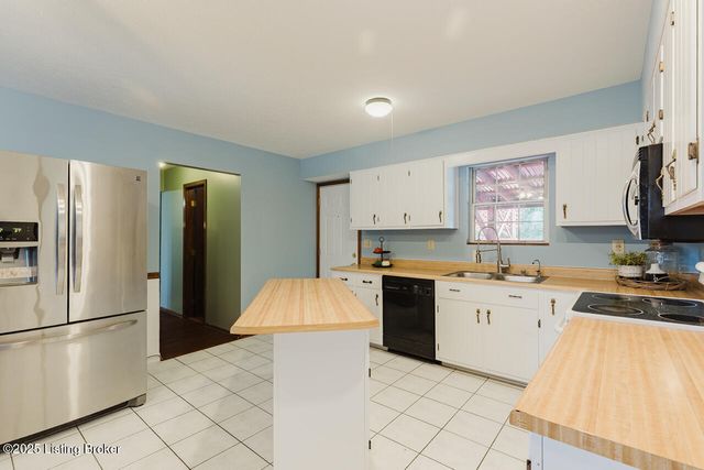 102 Larkspur Dr, Radcliff, KY 40160