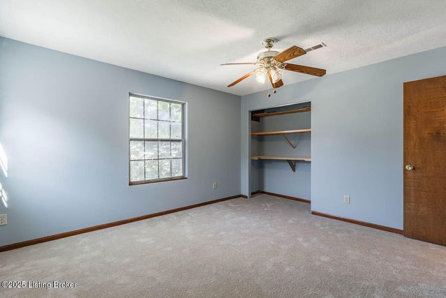 102 Larkspur Dr, Radcliff, KY 40160