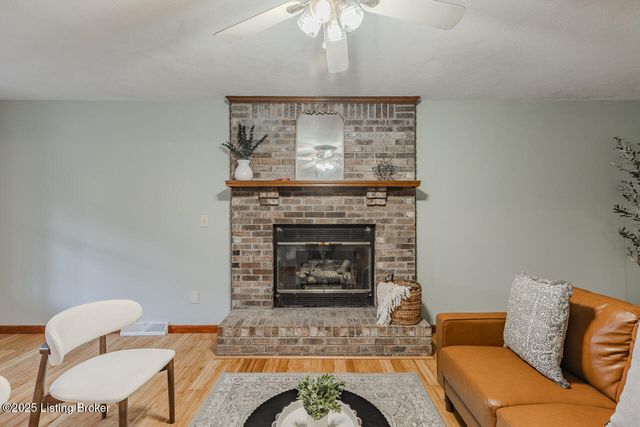 102 Larkspur Dr, Radcliff, KY 40160