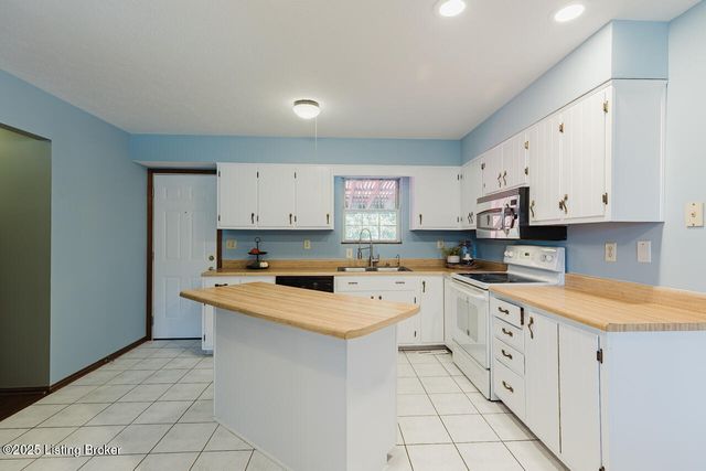 102 Larkspur Dr, Radcliff, KY 40160