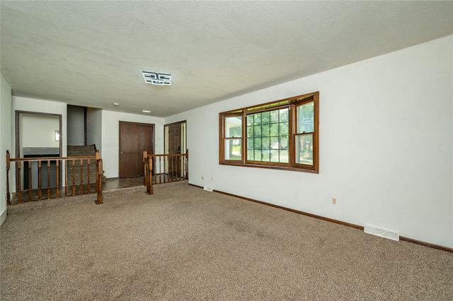 1525 E Virginia Avenue, Des Moines, IA 50320