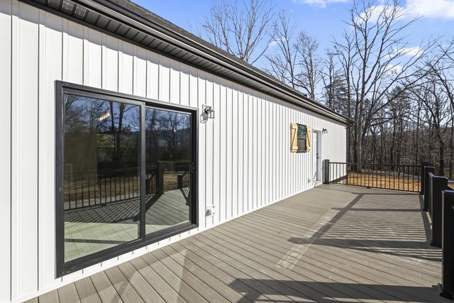 200 Saunders Point RD, Huddleston, VA 24104