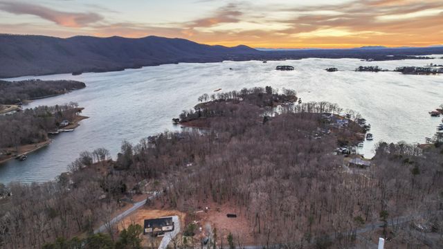 200 Saunders Point RD, Huddleston, VA 24104