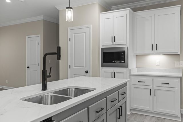 200 Saunders Point RD, Huddleston, VA 24104