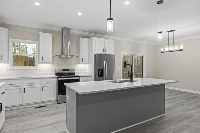 200 Saunders Point RD, Huddleston, VA 24104