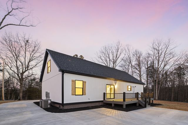 200 Saunders Point RD, Huddleston, VA 24104