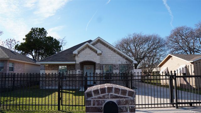 2836 Stuart Drive, Fort Worth, TX 76104