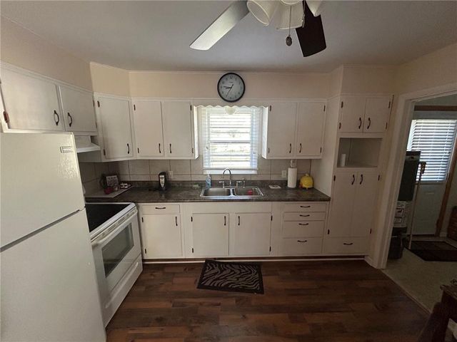 1833 N Cedar Street, Nevada, MO 64772