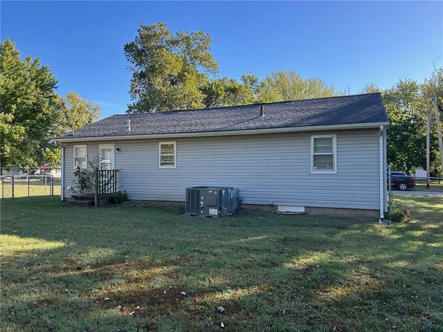 1833 N Cedar Street, Nevada, MO 64772