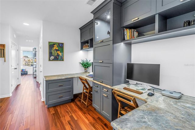 5284 6TH WAY N, St Petersburg, FL 33703