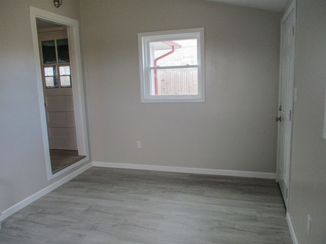 3206 W MacArthur Rd, Wichita, KS 67217