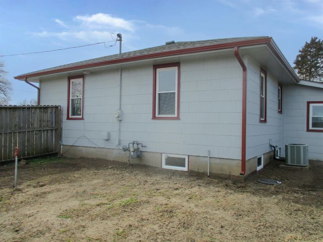 3206 W MacArthur Rd, Wichita, KS 67217