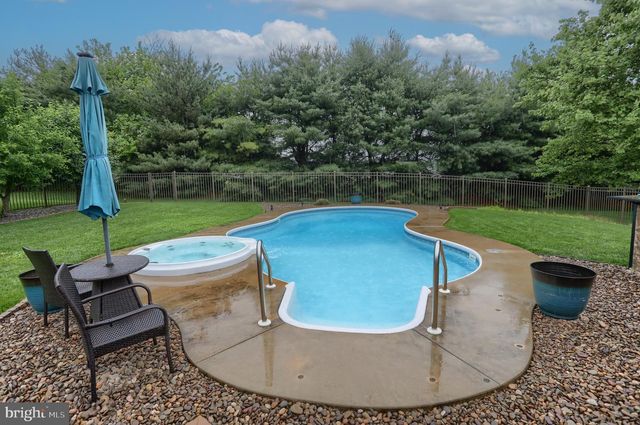 14 TOWER DR, Elizabethtown, PA 17022