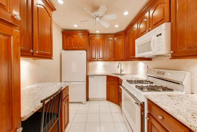 2100 Valencia Drive 203-B, Northbrook, IL 60062