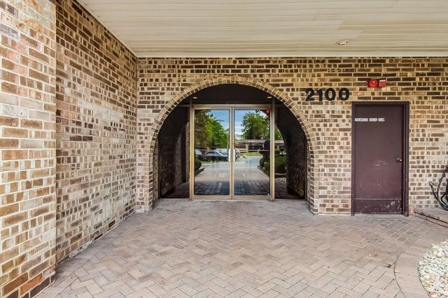 2100 Valencia Drive 203-B, Northbrook, IL 60062