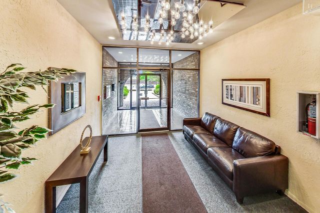 2100 Valencia Drive 203-B, Northbrook, IL 60062