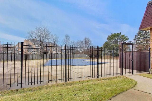 2100 Valencia Drive 203-B, Northbrook, IL 60062