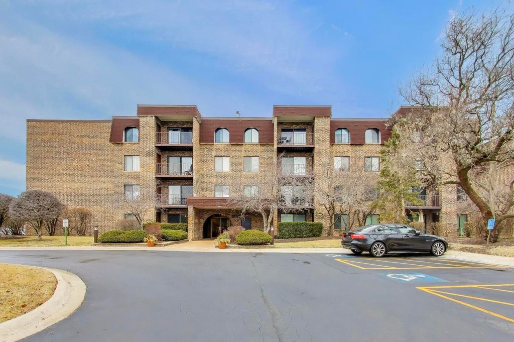 2100 Valencia Drive 203-B, Northbrook, IL 60062