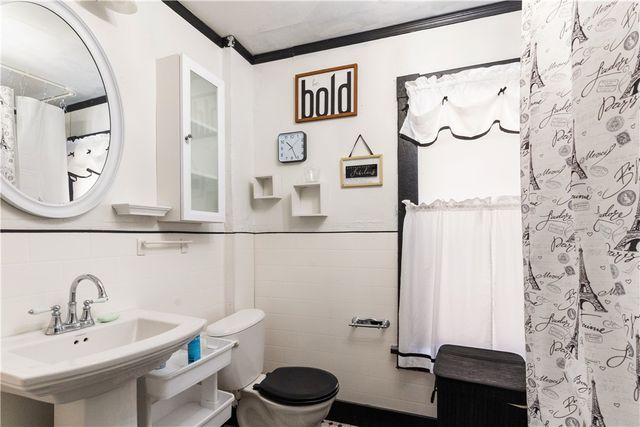 1228 Washington St, Farrell, PA 16121