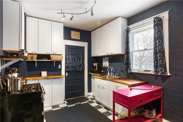 1228 Washington St, Farrell, PA 16121