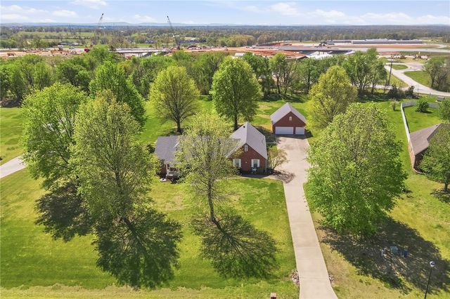 3473 Grapevine Drive, Tontitown, AR 72762