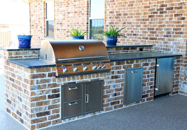 23670 Champion Dr, Lindale, TX 75771