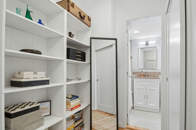 6 Whittier Pl 3L, Boston, MA 02114