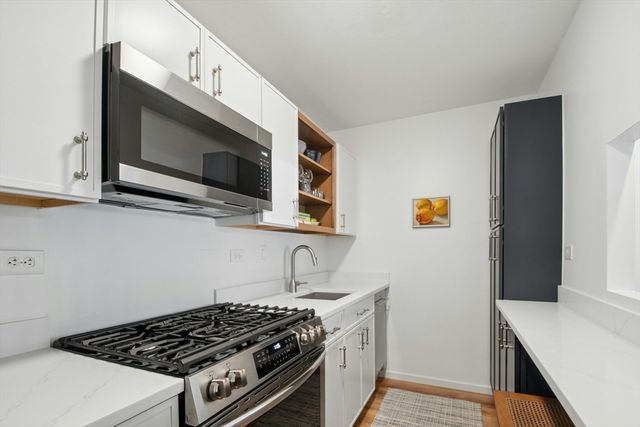 6 Whittier Pl 3L, Boston, MA 02114