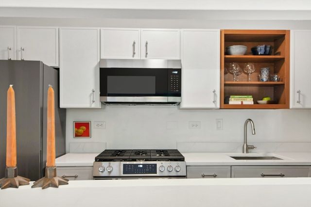 6 Whittier Pl 3L, Boston, MA 02114