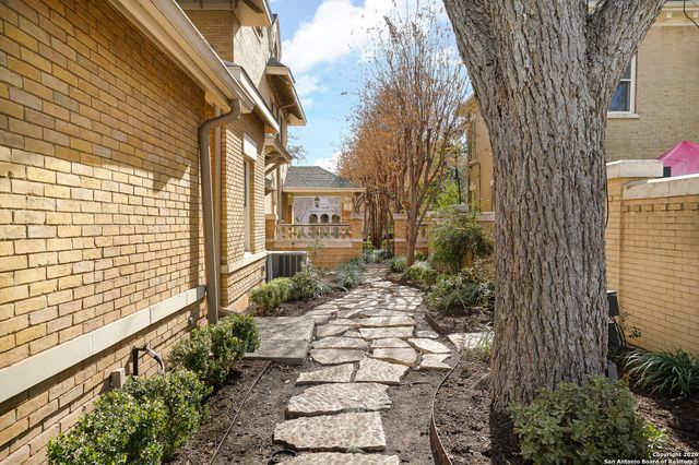 501 W French PL, San Antonio, TX 78212