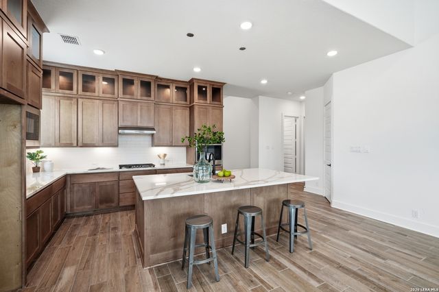 331 Mountain Oak, Castroville, TX 78009