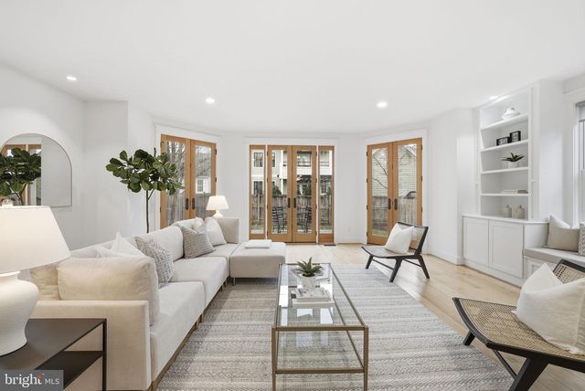 1805 N CALVERT ST, Arlington, VA 22201